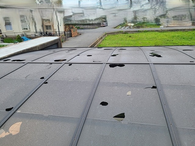 加古川市　雹被害で穴があき損傷